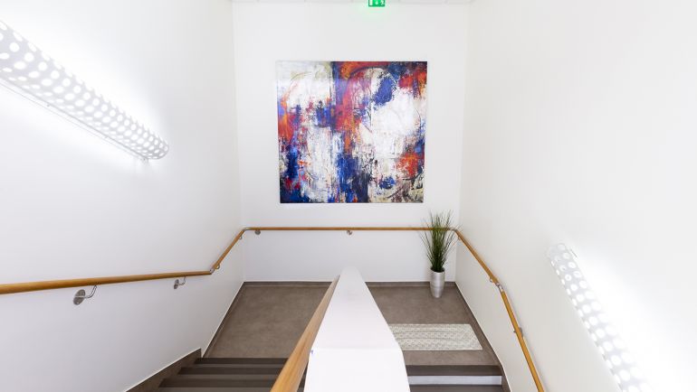 Escalier entre les 2 niveaux du centre ; un ascenseur est également à votre disposition