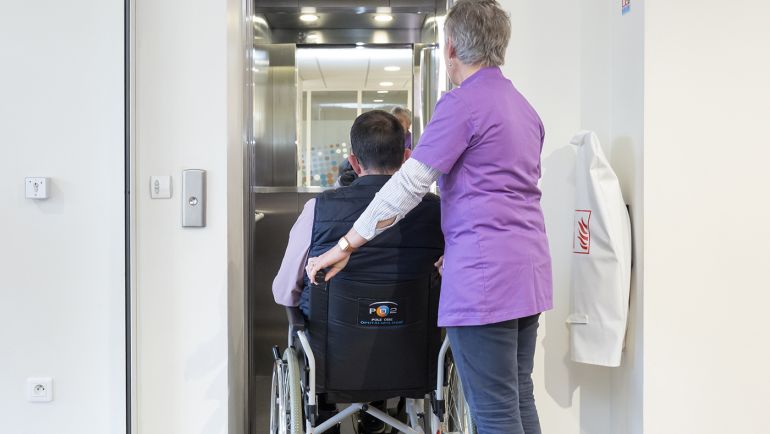L’ascenseur permet aux personnes à mobilité réduite d’accéder à l’étage
