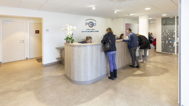 Le patient reçoit son compte-rendu, son ordonnance et règle les honoraires de sa consultation (secteur 2) auprès des secrétaires ; ici l’accueil situé au rez-de-chaussée.