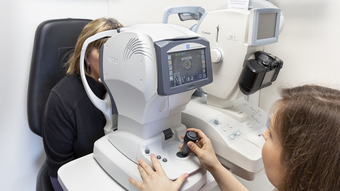 Une orthoptiste effectue un contrôle préliminaire: gros plan