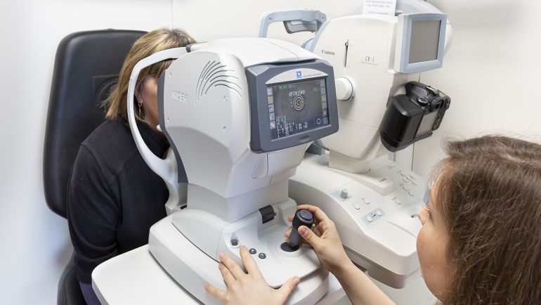 Une orthoptiste effectue un contrôle préliminaire: gros plan