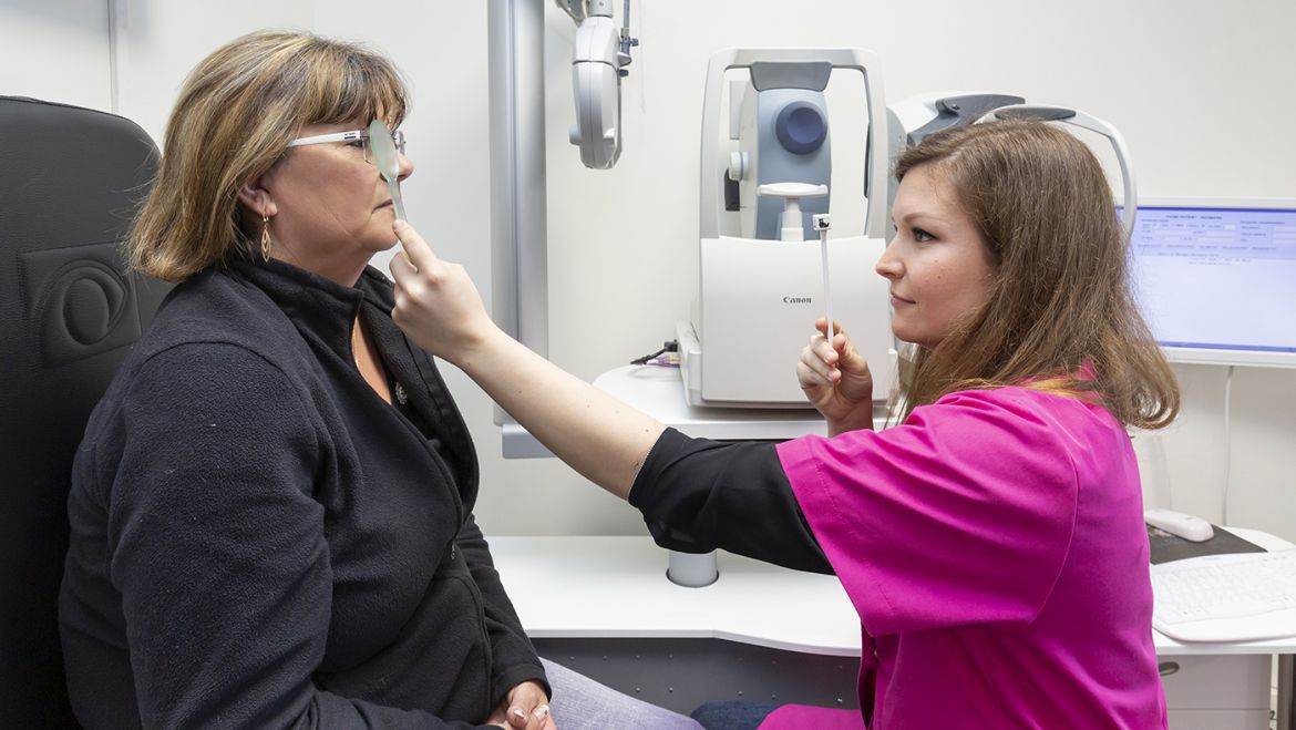 Une orthoptiste réalise le bilan orthoptique de dépistage