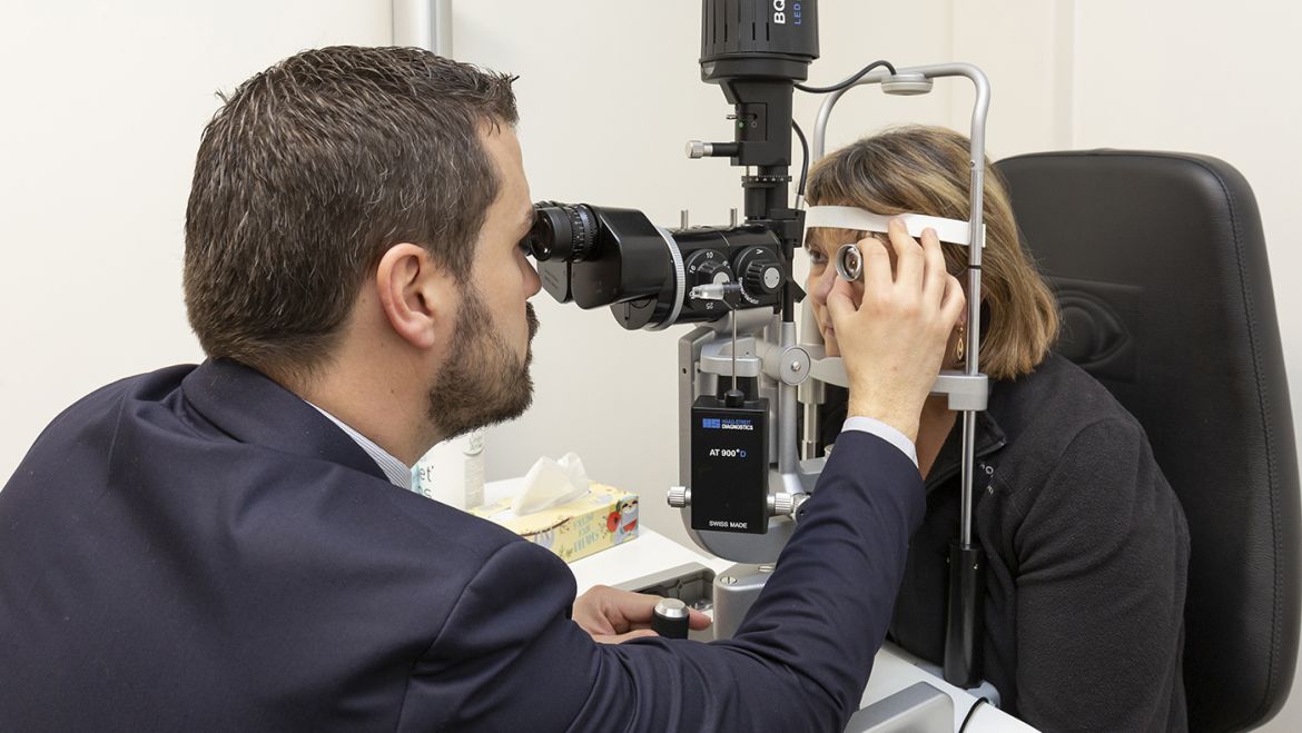 Le médecin ophtalmologue contrôle la cornée et la rétine (fond d’œil) avec une lampe à fente, à l’étage
