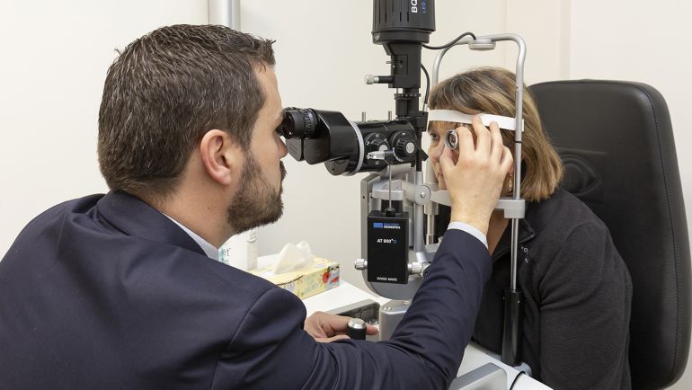 Le médecin ophtalmologue contrôle la cornée et la rétine (fond d’œil) avec une lampe à fente, à l’étage
