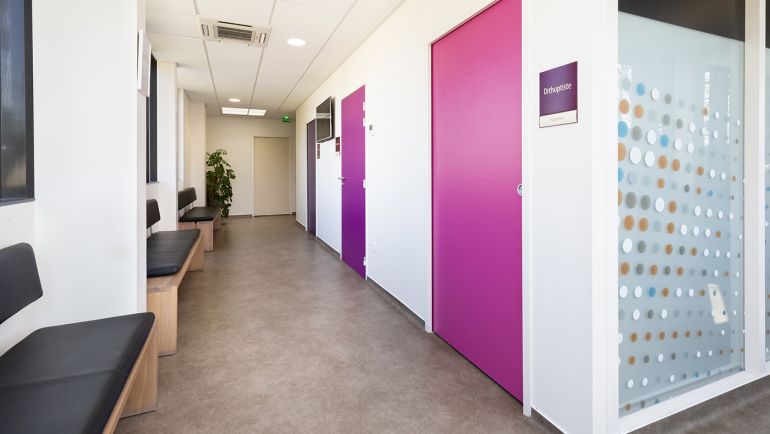 Salle d’attente pour les patients de l’étage avant leur visite avec l’orthoptiste