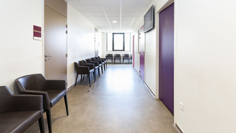 Salle d’attente confortable pour les patients de l’étage après leur visite avec l’orthoptiste, en attendant d’être reçus par leur médecin ophtalmologue
